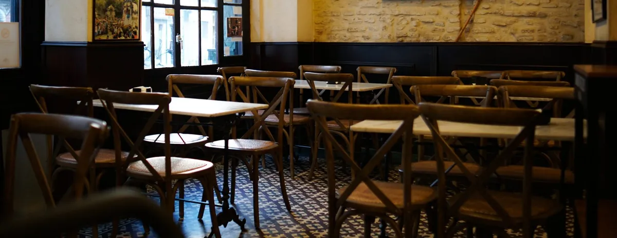 Sala del restaurant amb taules i cadires de fusta